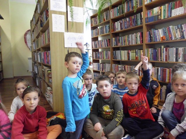 przedszkolaki w bibliotece