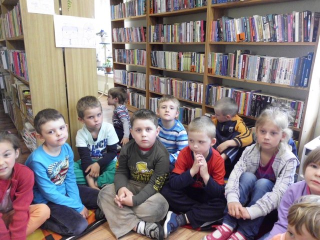 przedszkolaki w bibliotece